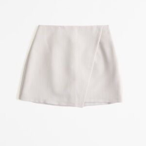 The A&F Scarlett Wrap Mini Skort Cream (Small)